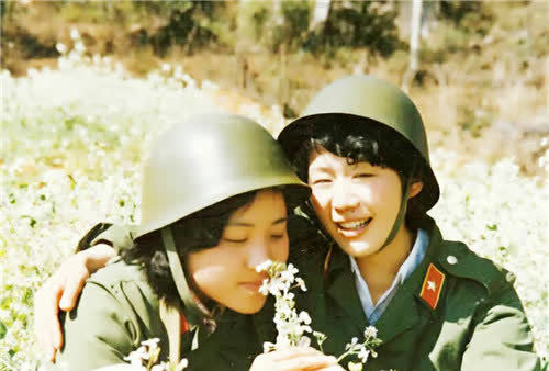 1986年老山战场照死吻救护队女战士张茹如今过得怎样