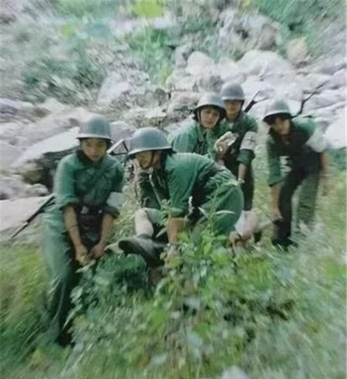 1986年老山战场照《死吻》:救护队女战士张茹,如今过得怎样?
