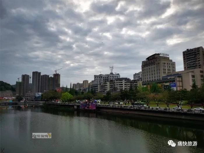 黄昏余晖下的滨江路西段建筑群