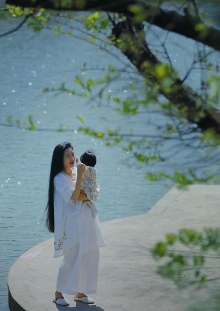 张纪中娇妻杜星霖晒照,穿古风长衫给女儿念诗,真是"上古贤妻"