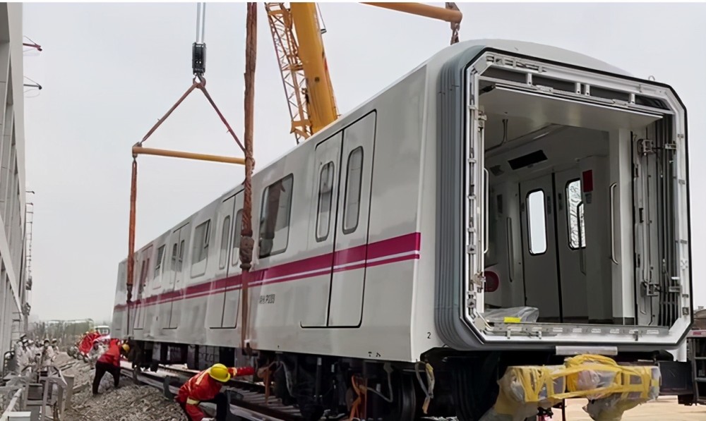 武汉地铁16号线列车来了,正在东荆河停车场组装