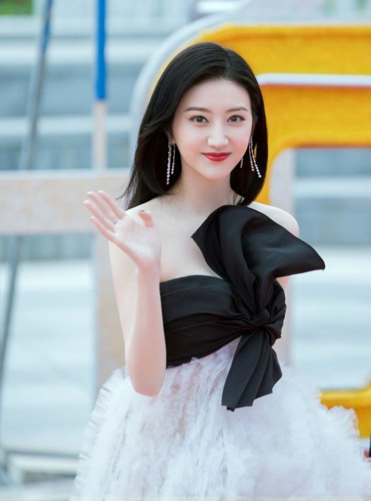 告别了"蛙系脸"后,景甜在《司藤》里太惊艳,搭配中式妆容好美