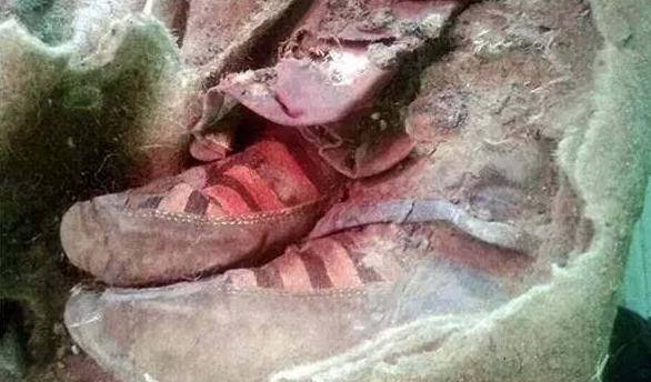 冰山挖出700年前冻尸,女孩容颜未变,尸检结果让人痛心