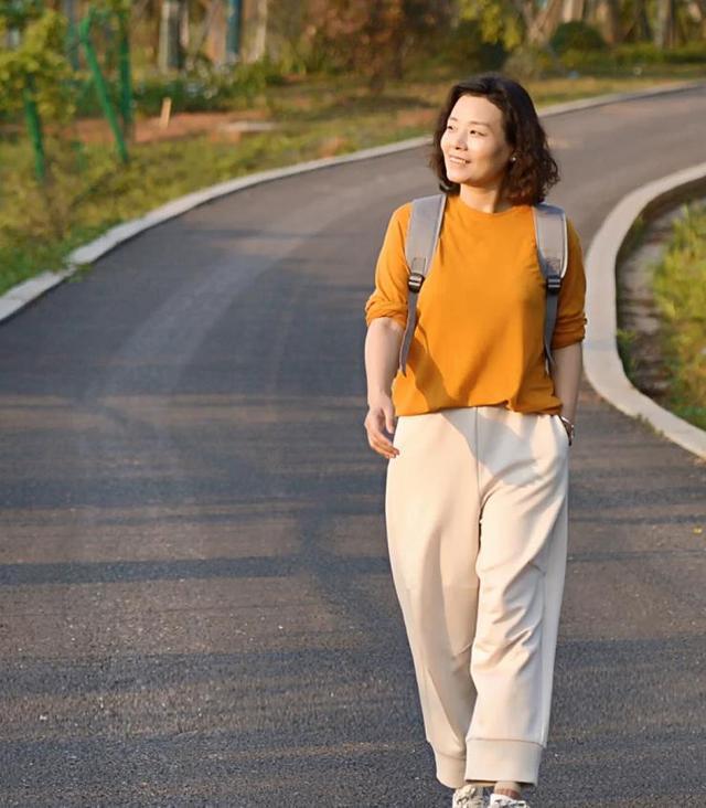 50多岁的女人,穿搭不要太复杂,掌握这些搭配技巧,时尚