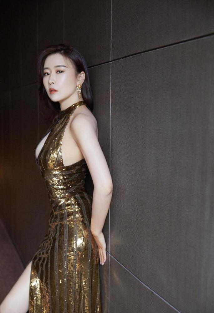 毛俊杰真敢穿,金色挂脖连衣裙华丽高级,领口开到小腹也不怕走光