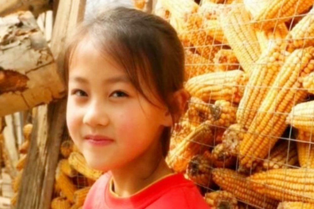 山区女孩天真无邪,"嫣然一笑"走红网络,父母却拒绝孩子出名