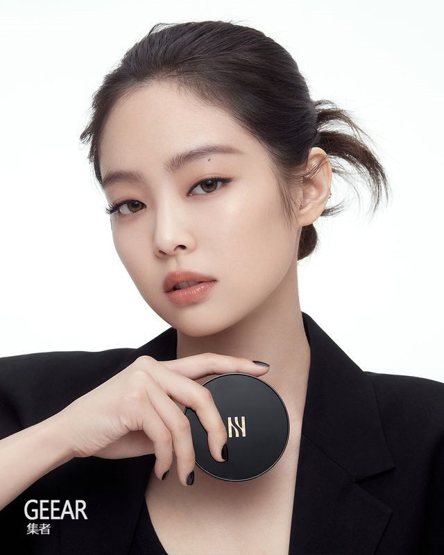 jennie为代言美妆品牌拍摄硬照罕有展现成熟一面