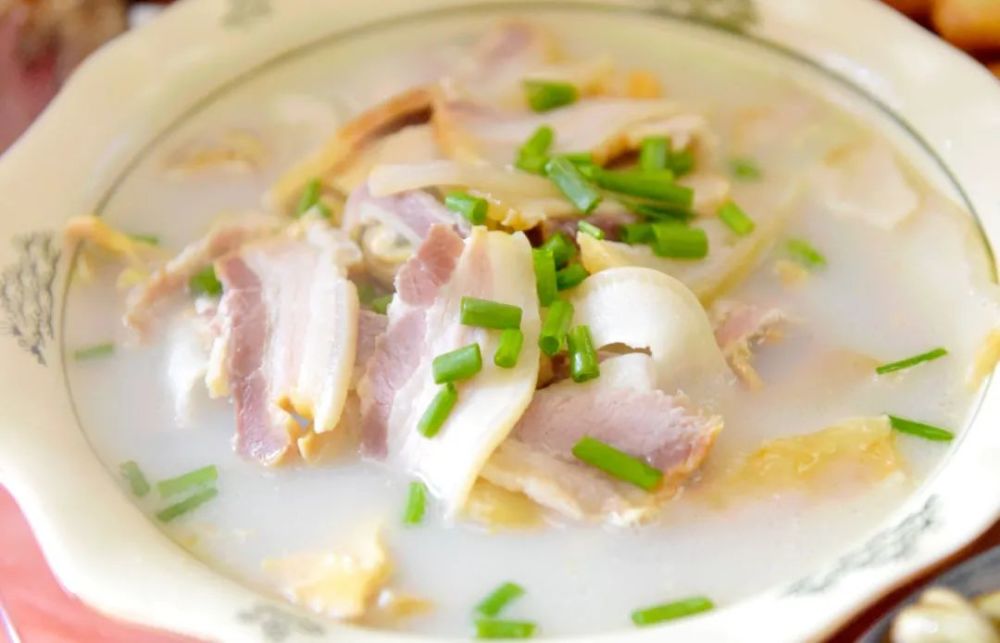 蟛蜞菜与麻油,芝麻 相互融合 那清香扑鼻,略带苦涩的味道 河蚌咸肉汤