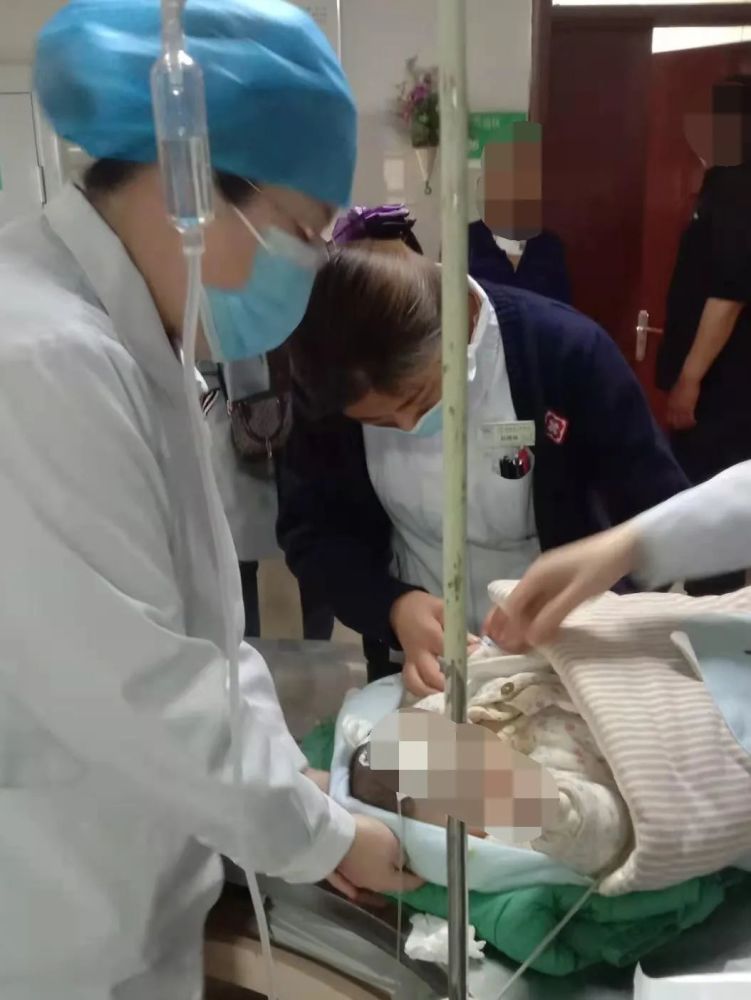 濮县医多学科抢救一5个月大小嵌顿疝患儿