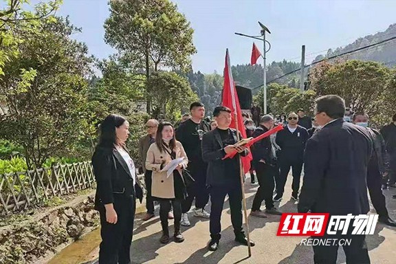 日,桃江县马迹塘镇组织村(社区"两委"干部,28人专程赴新化县吉庆镇油