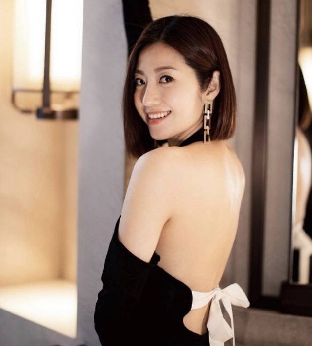 tvb高颜值花旦陈自瑶大晒美背获网友激赞与丈夫王浩信婚姻关系依旧成