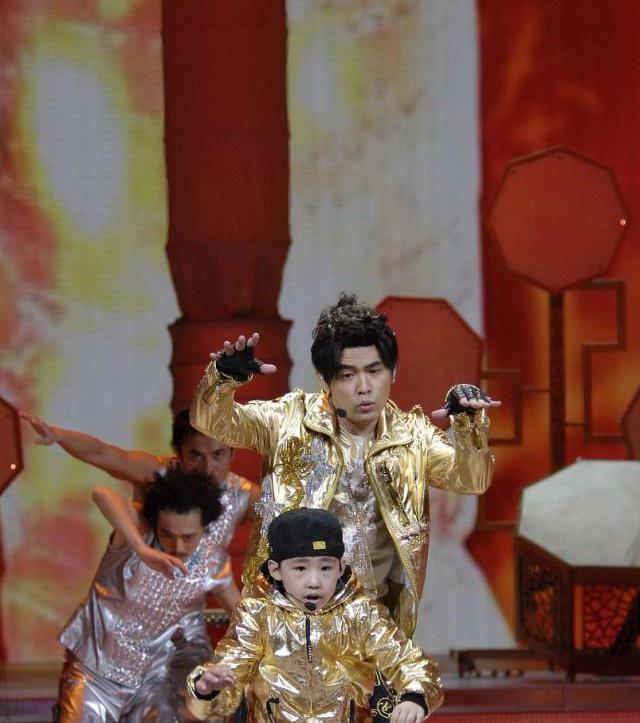 12年前春晚与周杰伦同台演出一夜爆红的街舞男孩如今如何了