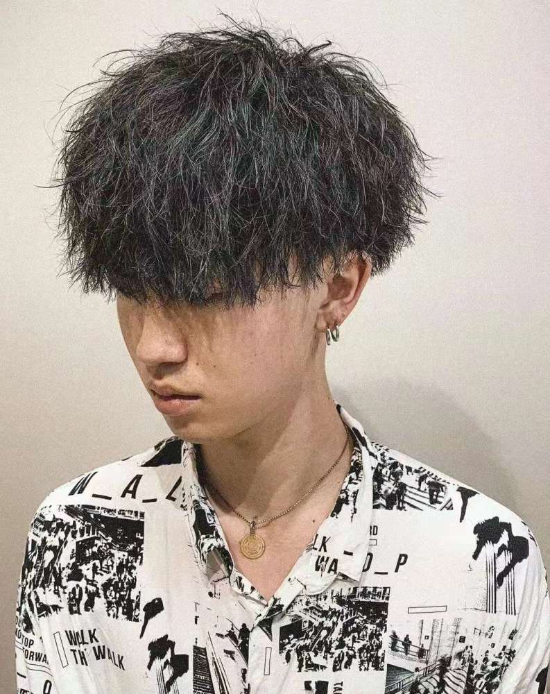 锡纸烫真的会秃顶吗?发型师深度解读,烫发对发质和头皮的影响