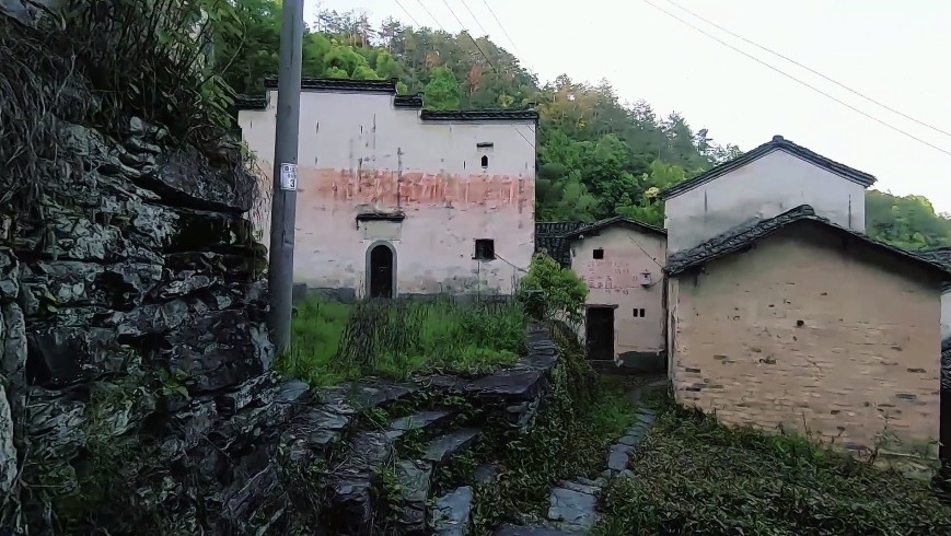 黄山一座400年古村,因开发而成无人村,世外桃源隐居好