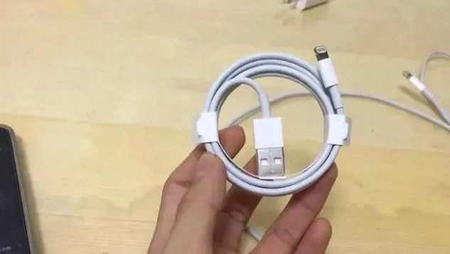 苹果数据线为什么用一段时间之后表皮就开始破裂?