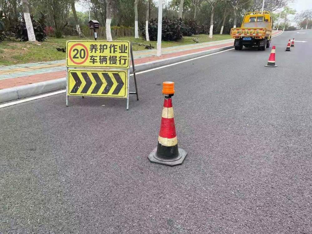 "预警精灵"上岗 厦门公路养护作业 智慧锥桶放路上就能通知导航