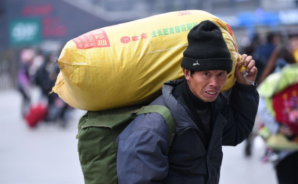 其实每个人都可以瞬间走上人生巅峰,前提是你有一只尿素袋子