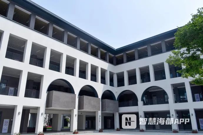 去年9月,清华附中福州学校初中部首次招生,采用摇号录取的形式,招收2