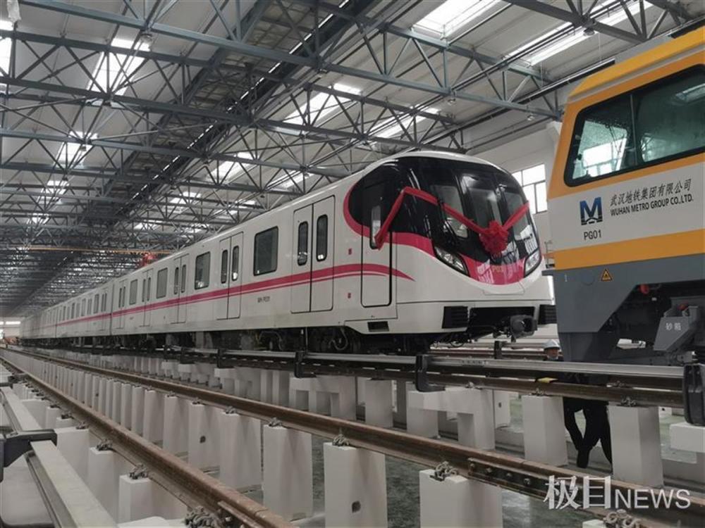 地铁16号线"芙蓉红"列车来了,这是武汉地铁目前最快的
