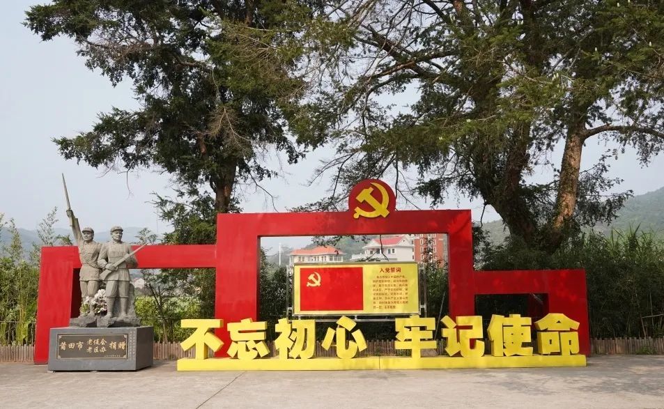 当天上午,采风团成员先后来到白沙镇红军207团旧址,新县镇外坑乡