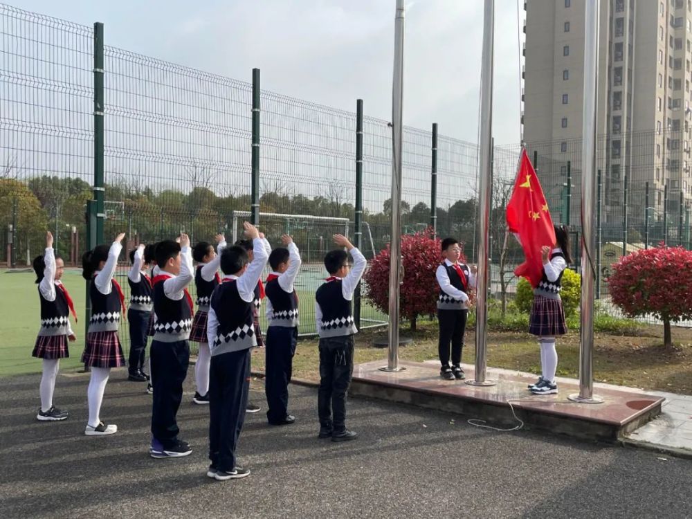 "升旗,敬礼!" 明德外国语小学开展了这样一个特别的升旗仪式