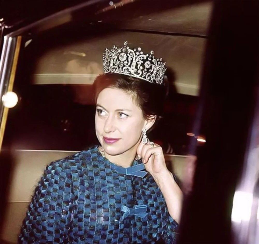 玛格丽特公主的王冠:一顶因浴缸照卖了910万,另一顶去向不明