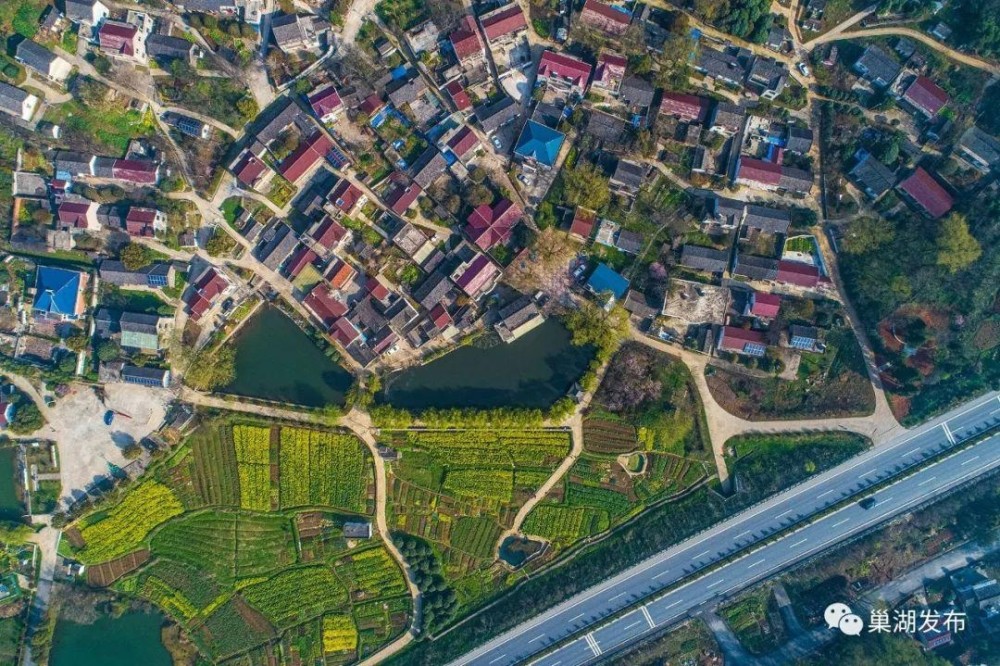 两千几百年来,历史变迁,沧海桑田,一条宽坦的道路在山间穿越,原先寓