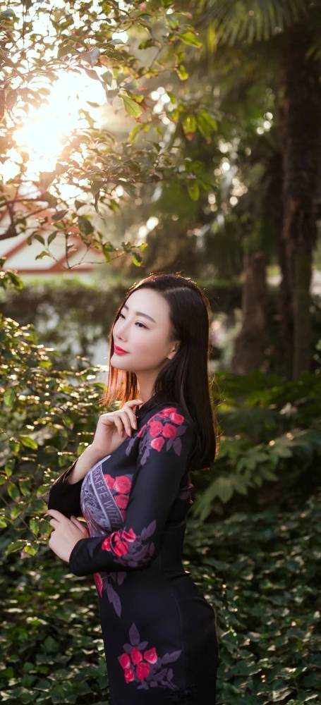 王李丹妮实在是太丰满了太丰满了太迷人了