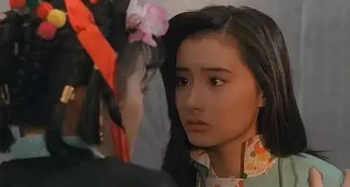 1991年,17岁的陈德容在邵氏拍摄了电影《双镯》,次年又跟周星驰合作了