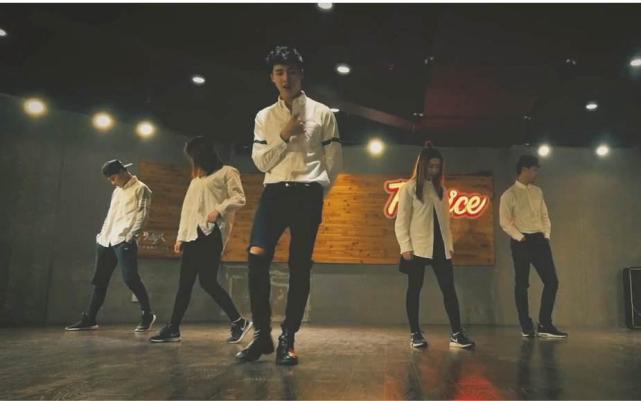 鲜肉男团难扎根?竟然要靠杂技求生存!