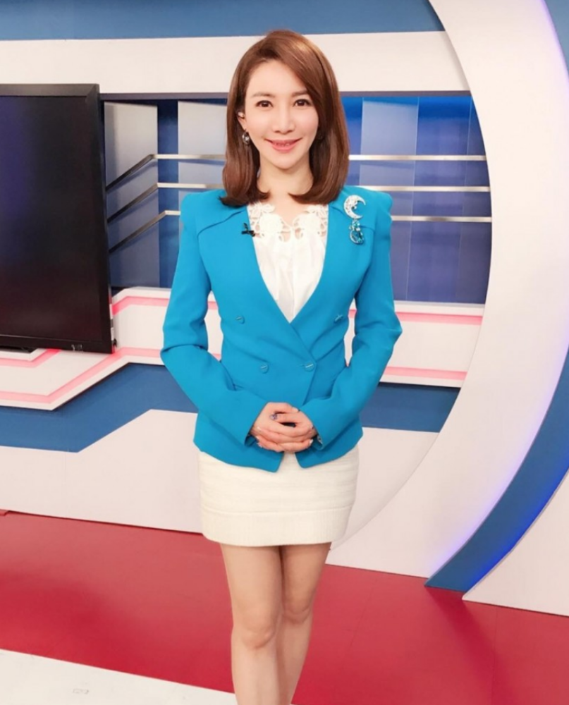 43岁女主播简立喆自曝停经豪门前夫婚内劈腿女儿不准她再婚