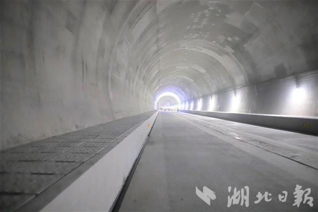 郑万高铁湖北段最长隧道主体完工