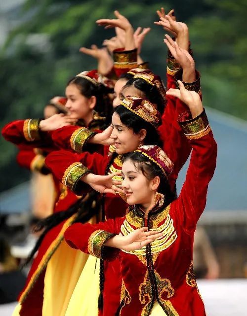 维族歌舞萨玛舞是维吾尔族劳动人民集体欢跳的一种民间舞蹈,主要流行