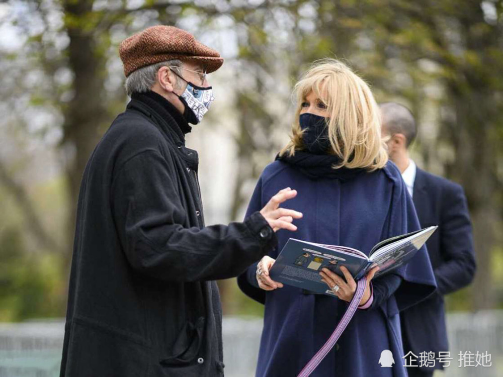 布丽吉特抛开马克龙,在香榭丽舍大街会见大猫,法国女人真是优雅
