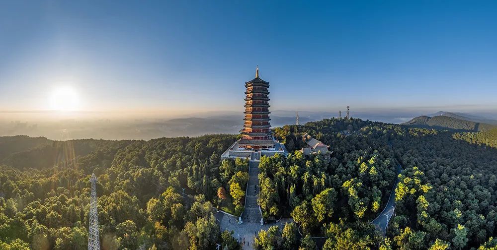 火势向寥廓山景区方向迅速蔓延,大量浓烟顺风飘进了曲靖城区,全城被一