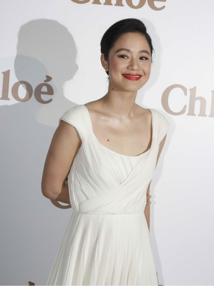 周韵不愧能被导演看上,化浓妆稍微收拾一下,穿身长裙曲线好吸睛