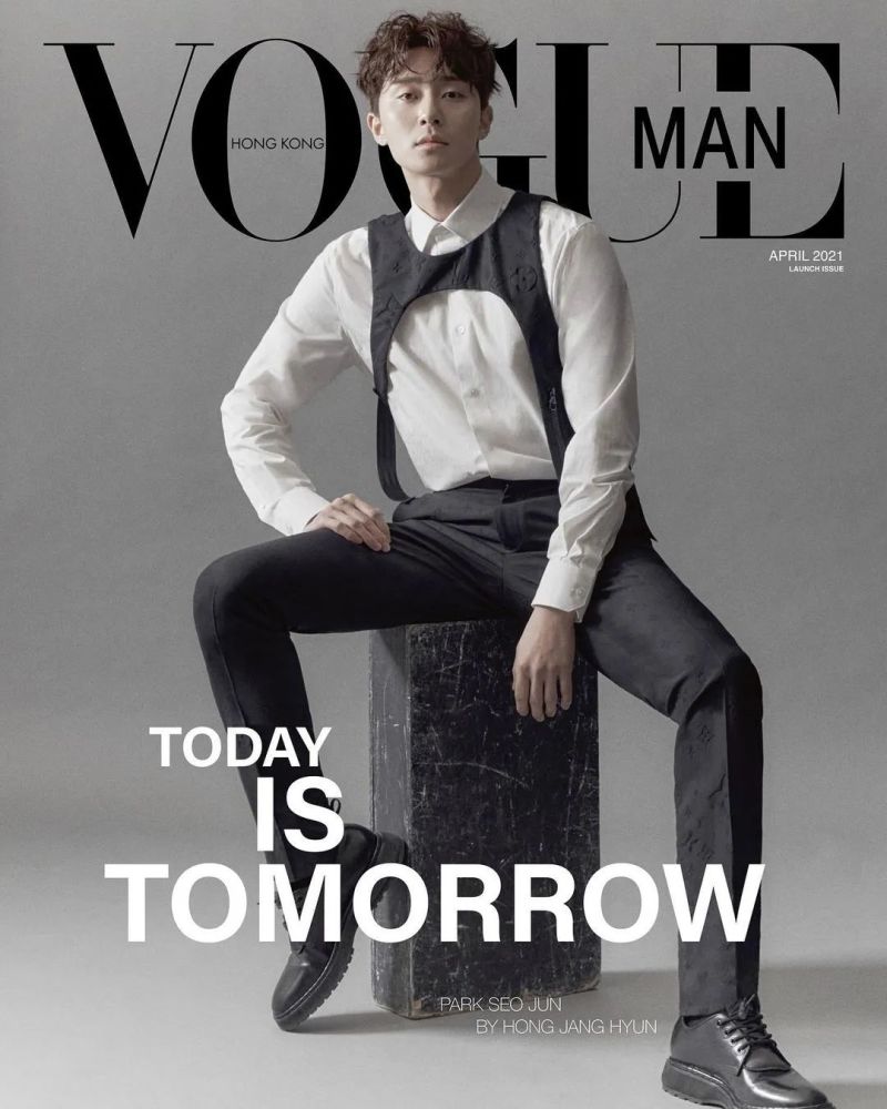 本月中国香港版《vogue》杂志开设男装版,韩国人气男星朴叙俊身穿
