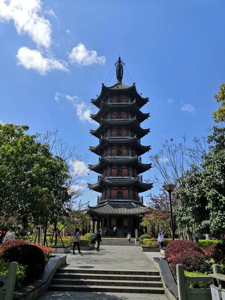 耸立瑞安城东隆山(原名白岩山,又称龙山)之巅的隆山塔