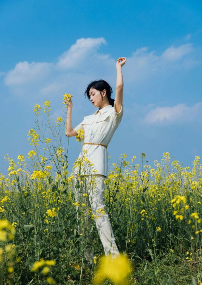万茜置身油菜花海,景美人更美!穿工装风套装集飒帅美于一身