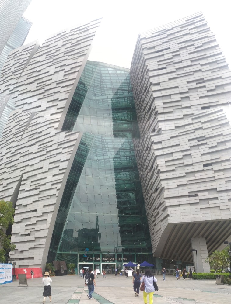 珠江新城还拥有广州最大的图书馆——广州图书馆