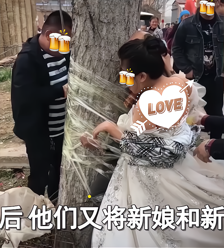 山东又见恶俗婚闹穿着婚纱的新娘被绑在树上众人围观拍照