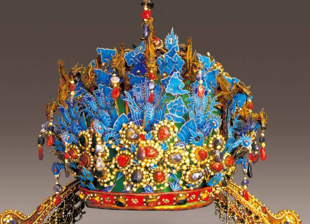 三龙二凤冠,高26.5厘米,口径23厘米,宝石和珍珠也是不计其数,很华丽.