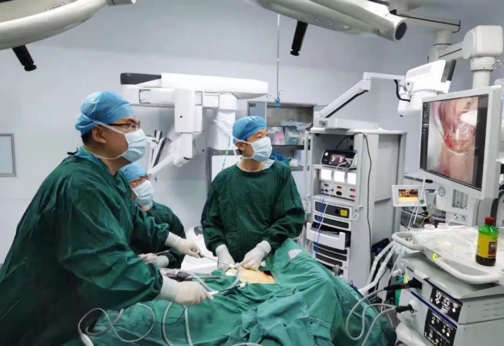 医院甲状腺外科成功为两位甲状腺肿瘤患者实施腔镜下甲状腺切除手术