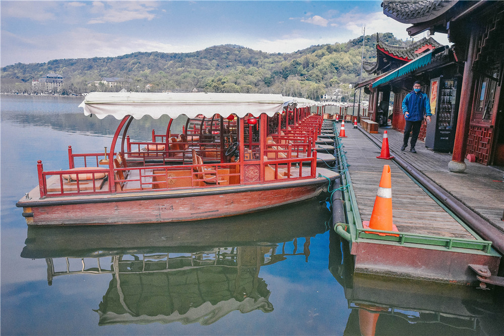 三潭印月,这个是西湖中最大的岛屿,这里不仅风景秀丽