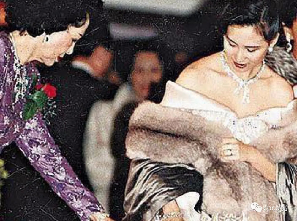 何超琼婚纱照_何超琼年轻照片(3)