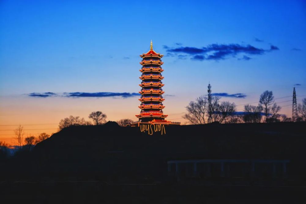 鹤岗平安宝塔夜景