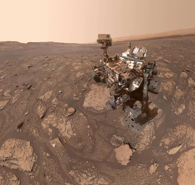5500万公里外,好奇号传回自拍照,将火星岩石景象展现在我们眼前