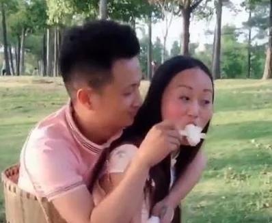 网红连体情侣分手,无腿丈夫另得新欢,苦留断臂妻子独自带娃!