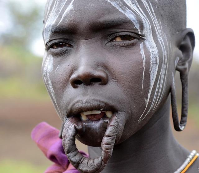 非洲古老神秘唇盘族女子10岁割唇装盘子盘子越大越美