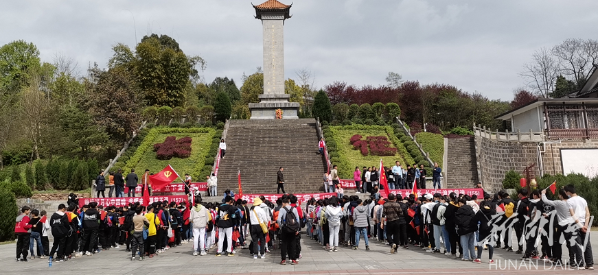 烈士后代来了,市民也来了…3月31日上午,笔者在桑植县烈士陵园看到